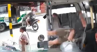 Imagem ilustrativa da notícia: Motociclista é arremessado para dentro de ônibus após colisão na Colômbia