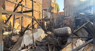 Imagem ilustrativa da notícia: Incêndio de grandes proporções atinge padaria em Belém