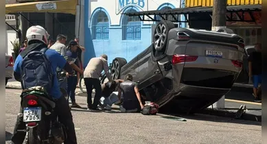 Imagem ilustrativa da notícia: Carro capota em cruzamento na Batista Campos, em Belém