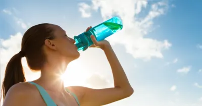 Manter uma garrafinha de água por perto pode facilitar a hidratação durante os dias de calor.