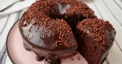 Bolo de chocolate com flocão é uma opção simples para o café da tarde e pode ser servido com calda de chocolate.