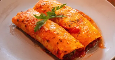 A panqueca fit pode ganhar versões doces ou salgadas e combina ingredientes como aveia, frango, salmão, batata-doce e banana.