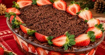 Pavê de chocolate com morangos frescos combina creme cremoso, biscoitos e raspas de chocolate em uma sobremesa fácil de preparar para o feriado.