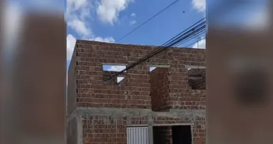Uma casa em Pernambuco viralizou por ser construída ao redor de fios de telefonia. Prefeitura embarga obra até regularização.
