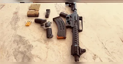 Durante a ação, os agentes apreenderam duas armas de fogo, 112 munições, duas caminhonetes e um aparelho celular.