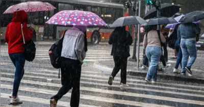 Previsão do tempo indica pancadas de chuva, trovoadas e risco de alagamentos em áreas do Sul e do Sudeste nesta terça-feira (13/10).