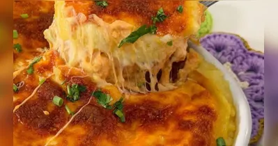 A ideia central é unir dois pratos populares em um só. Por isso, o resultado é uma preparação que agrada tanto os fãs do strogonoff quanto os apreciadores do escondidinho.