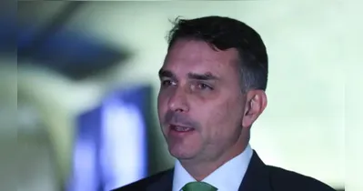 Suspensão envolve nserções televisivas exibidas na última quarta-feira (14/10), com o título “Propostas de Flávio para mudar o Brasil. Flávio vai fazer o Smart Brasil”.