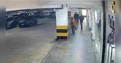 Câmeras de monitoramento mostram os suspeitos perseguindo a vítima (camisa laranja) em estacionamento