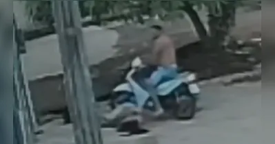 O homem desferiu golpes com o capacete, socos, chutes e ainda tentou passar com a moto em cima da mulher