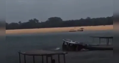 A embarcação afundou e os passageiros pularam na água para se salvarem