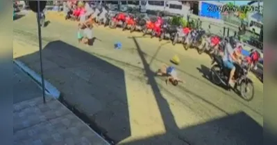 Na colisão, a criança chegou a ser arremessada e foi socorrida pela mãe
