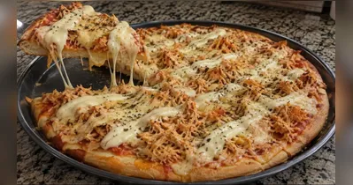 O frango bem temperado combina com a muçarela derretida, enquanto o requeijão garante uma textura mais cremosa e deixa a pizza ainda mais irresistível