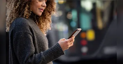 O recurso está disponível a partir da versão 26.35 do Google Play Services e utiliza a tecnologia NFC para identificar cartões compatíveis, incluindo informações como passes e créditos disponíveis.