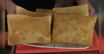 No canal do YouTube do criador Wedersilva, é possível acompanhar o passo a passo para preparar um pastel crocante, sequinho e saboroso.