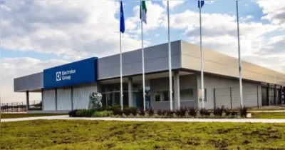 A Electrolux promove uma reestruturação global que inclui fechamento de fábricas, mudanças na produção e redução prevista de cerca de 3 mil funcionários.