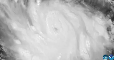 Imagem de satélite mostra o furacão Polo sobre o Pacífico, com o olho bem definido e uma extensa área de nuvens associada ao sistema.