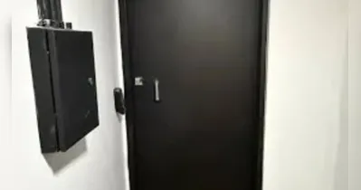A Polícia Federal encontrou uma sala-cofre com malas vazias e máquina de contar dinheiro em hangar ligado a empresas do advogado Willer Tomaz, que nega irregularidades.