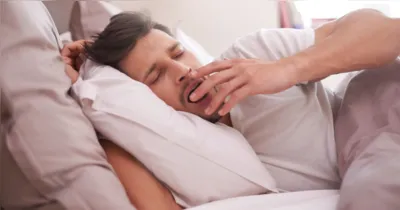 Ronco alto, pausas na respiração e cansaço durante o dia podem ser sinais de apneia do sono, distúrbio que pode afetar a memória, a concentração e a saúde cardiovascular.