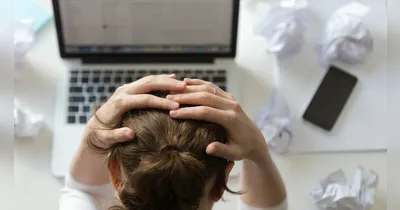 Conheça os impactos do ambiente de trabalho na saúde mental e as responsabilidades das empresas na prevenção de transtornos.
