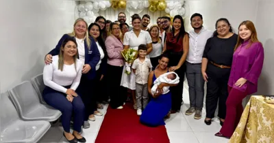 Após oito meses internado, Felipe oficializou a união com Laryssa em uma cerimônia marcada pela solidariedade de profissionais de saúde e parceiros, celebrando nove anos de relacionamento e a família formada com os dois filhos.