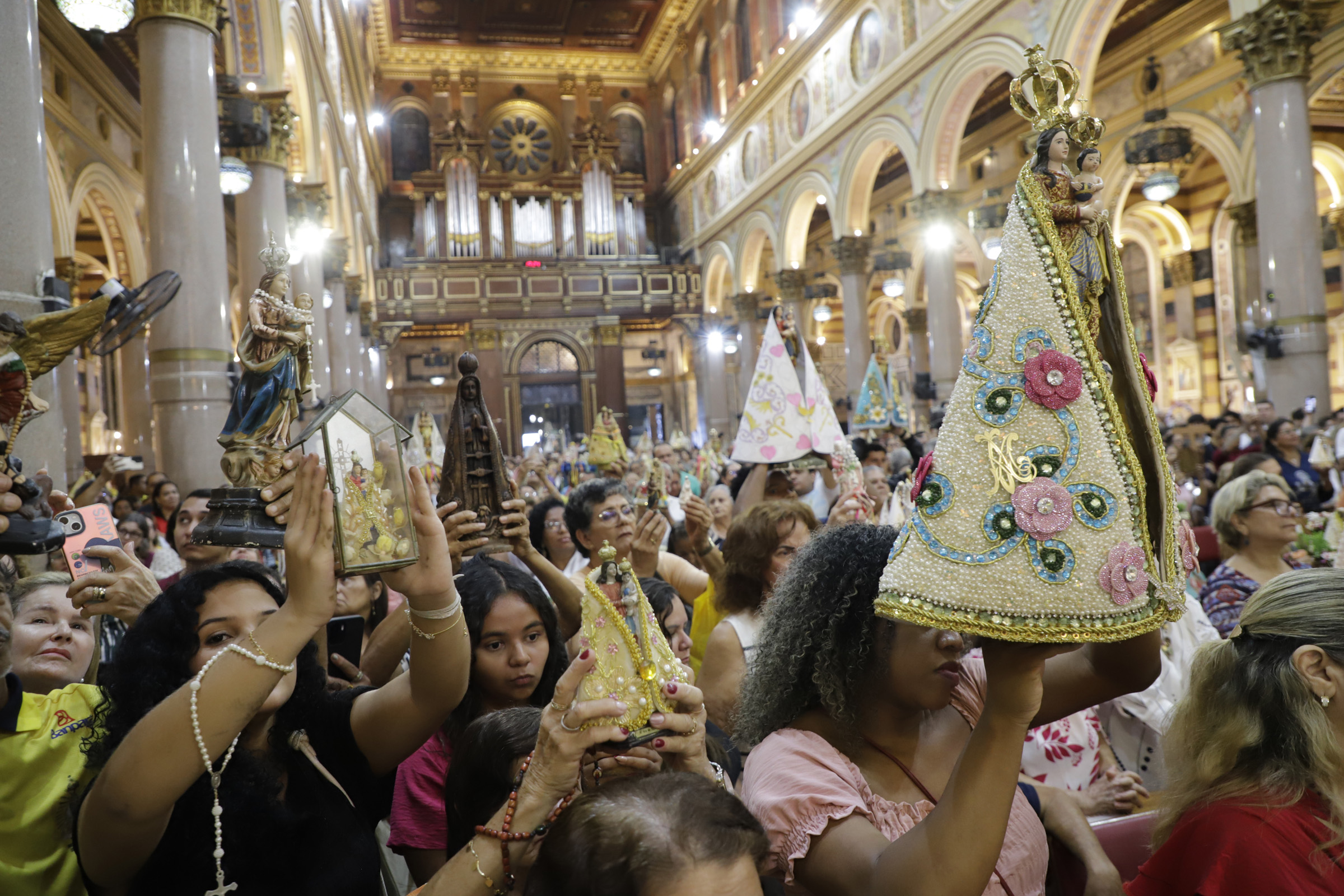 Imagem ilustrativa da notícia Missa do Mandato reúne fiéis e abençoa imagens de Nossa Senhora de Nazaré