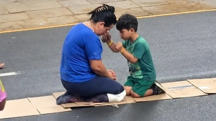 Imagem ilustrativa da notícia Menino e filho emocionam durante promessa no Círio: "Mãe, não desiste!"