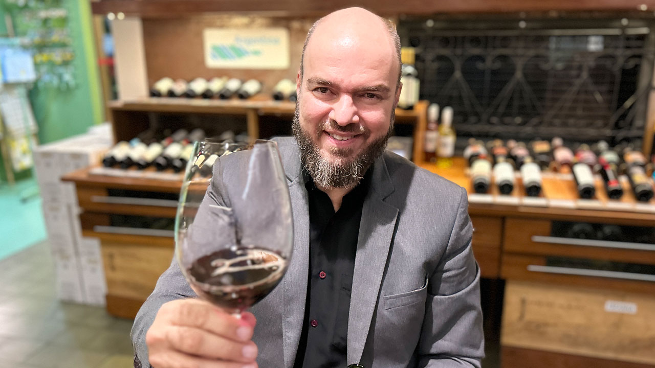 Sommelier Fábio Sicília na enoteca Don Vino com a dica da semana.