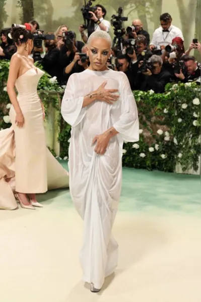 Veja fotos: famosos comparecem exuberantes ao MET Gala 2024