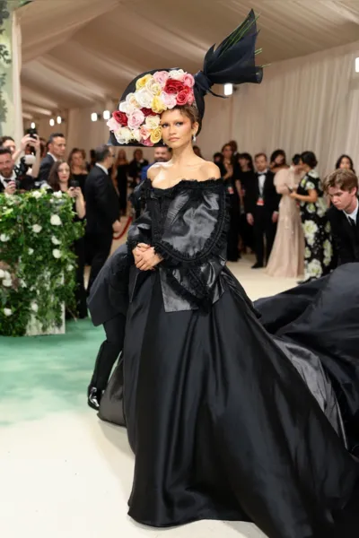 Veja fotos: famosos comparecem exuberantes ao MET Gala 2024