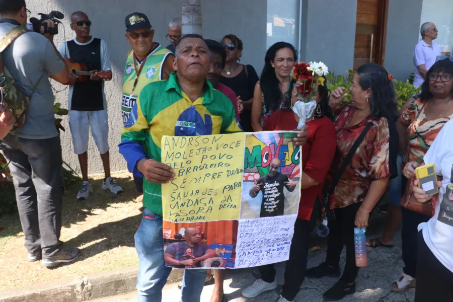 Fãs, amigos e familiares se despedem de Anderson Leonardo