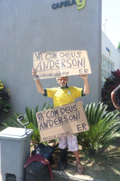 Fãs, amigos e familiares se despedem de Anderson Leonardo