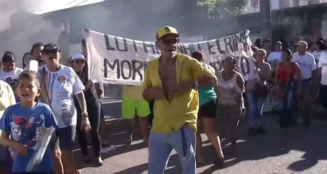 Protesto bloqueia a avenida Arthur Bernardes nas duas pistas