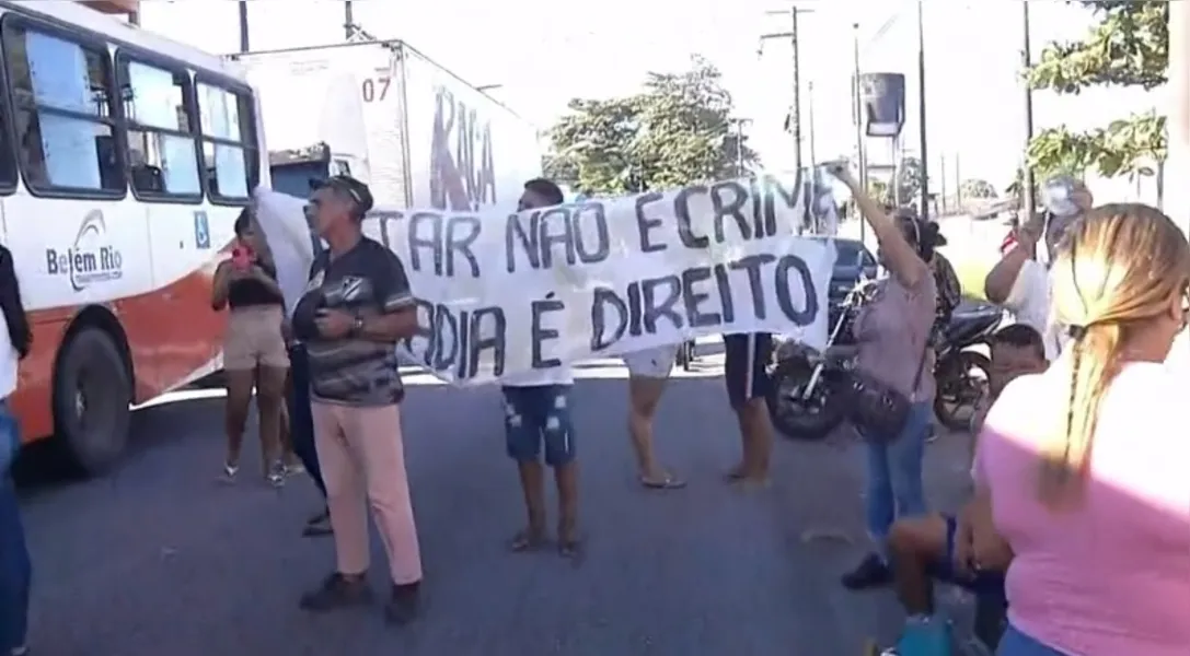 Protesto bloqueia a avenida Arthur Bernardes nas duas pistas