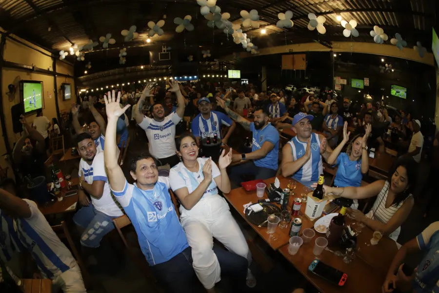 Confira a festa da torcida do Paysandu nos bares e na Doca