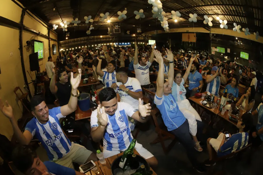 Confira a festa da torcida do Paysandu nos bares e na Doca