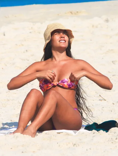Bella Campos exibe corpo sarado durante ensaio na praia