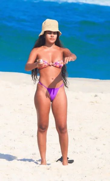 Bella Campos exibe corpo sarado durante ensaio na praia