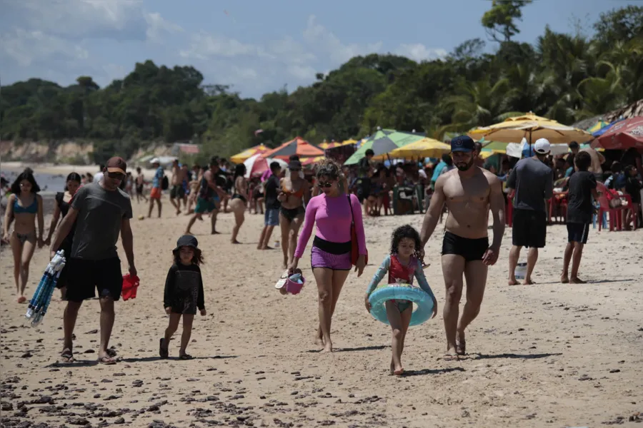 Cadê a Maísa? Veja fotos de Cotijuba neste domingo (14)