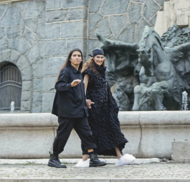 Cantora paraense Jaloo desfila na Casa de Criadores. Veja as fotos