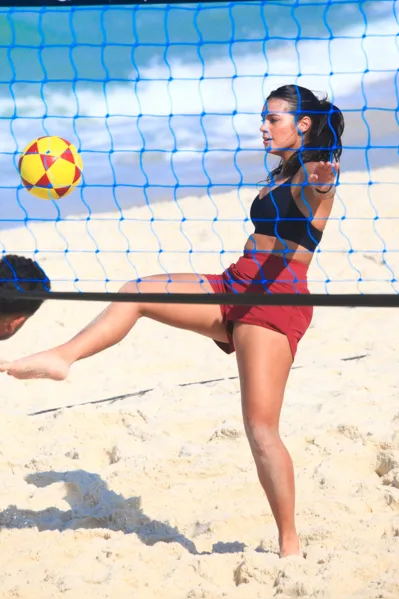 Alane Dias joga futevôlei na praia e exibe habilidade. Veja!