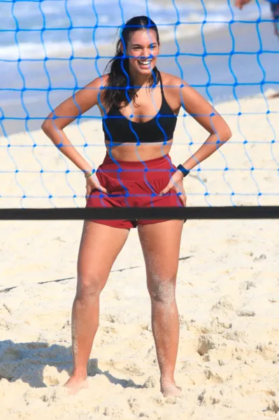 Alane Dias joga futevôlei na praia e exibe habilidade. Veja!