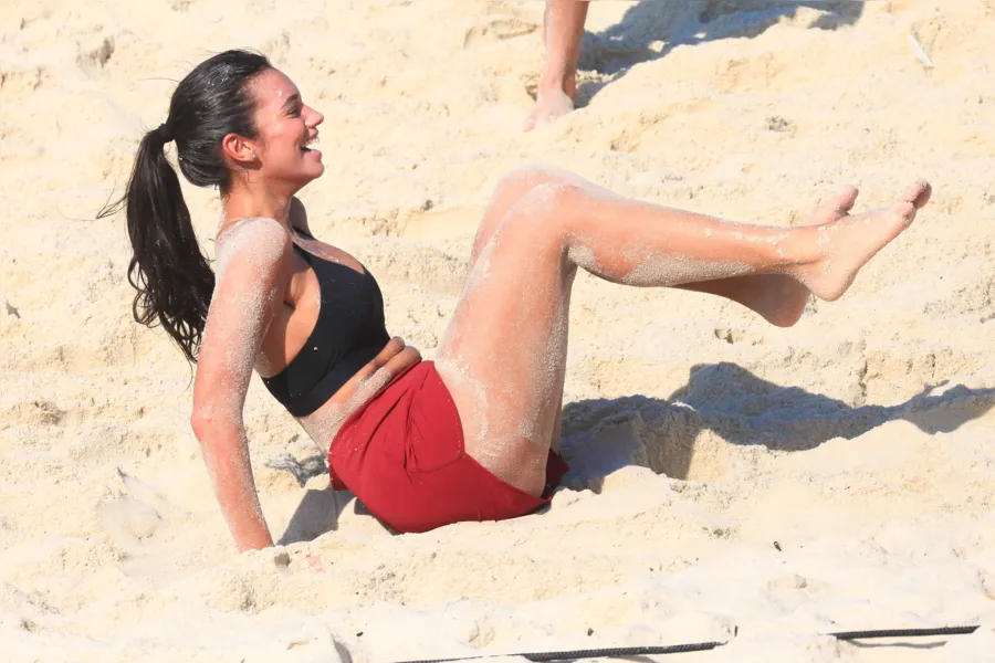 Alane Dias joga futevôlei na praia e exibe habilidade. Veja!