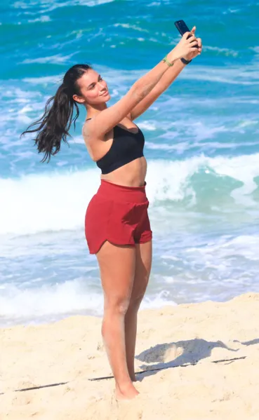 Alane Dias joga futevôlei na praia e exibe habilidade. Veja!