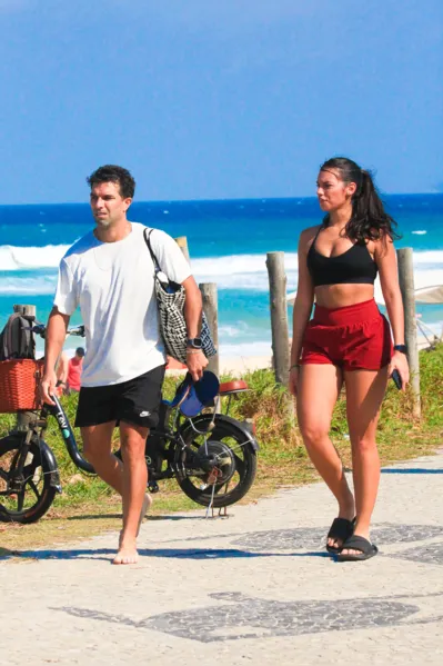 Alane Dias joga futevôlei na praia e exibe habilidade. Veja!