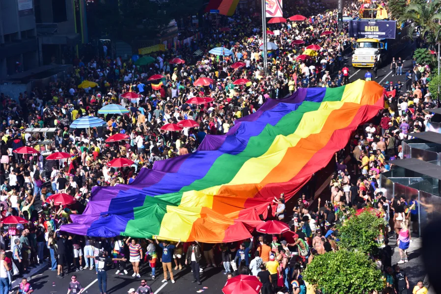 Pabllo, Carmo, Blogueirinha e mais famosos na Parada LGBT+