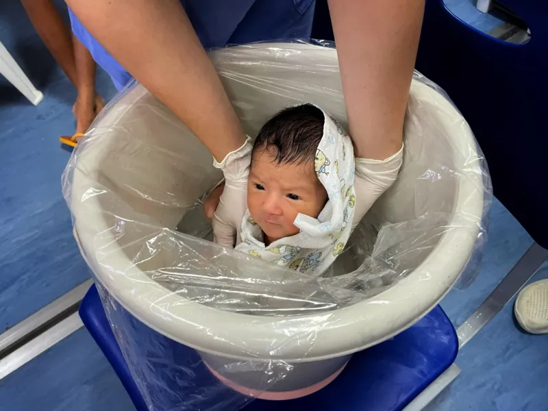 Banho de ofurô promove relaxamento para recém-nascidos