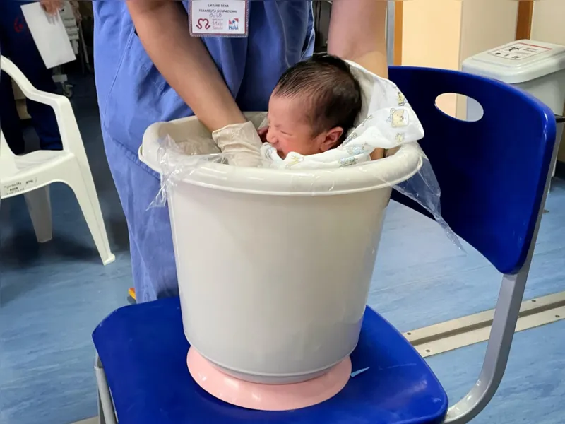 Banho de ofurô promove relaxamento para recém-nascidos