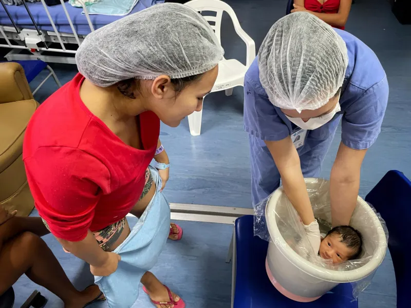 Banho de ofurô promove relaxamento para recém-nascidos