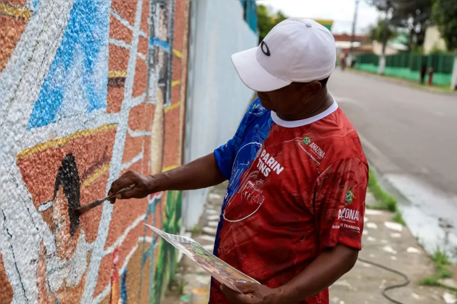 Artistas participam de projeto de arte urbana em Parintins